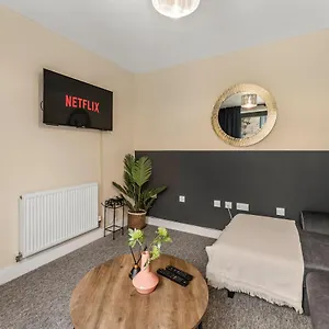 Sleek And Stylish 2 Bed With Garden And Parking , Sheffield United Kingdom
